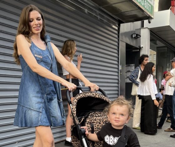 Джулия Фокс поставила провокацию на паузу и удивила сдержанным тотал-деним образом