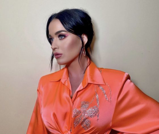 Как поженить баклажановый и оранжевый цвет? Элегантный ответ от Кэти Перри
