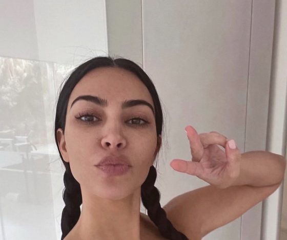 Ким Кардашьян примерила платье из тысячи сияющих кристаллов, которое гипнотизирует