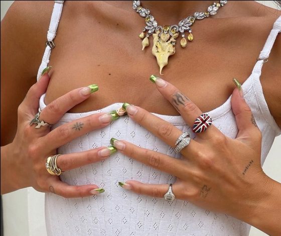 Хромированный френч: как повторить маникюр, как у Меган Фокс, Кайли Дженнер и Бейонсе?