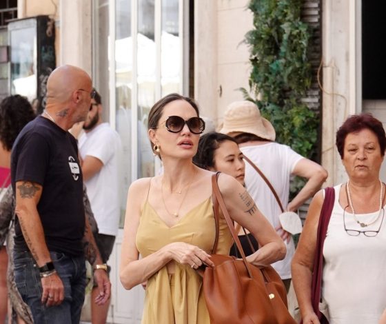 Римские каникулы: Анджелина Джоли в песочном платье макси на прогулке