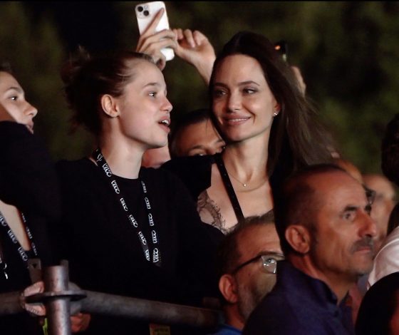 Как подружки: Анджелина Джоли вместе с дочерью посетила концерт Måneskin в Риме