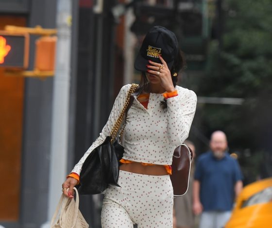 Белла Хадид гуляет по Нью-Йорку в «детской» пижаме и кожаных лоферах