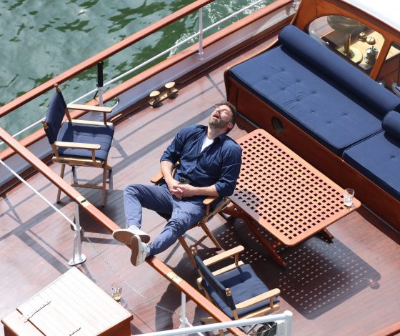 Утомился: Бен Аффлек уснул во время речной прогулки с Дженнифер Лопес