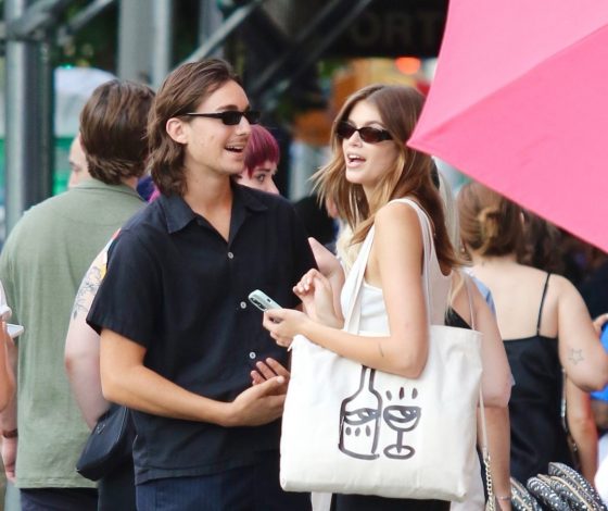 Нью-Йоркский шик: в чем Кайя Гербер отправилась на ужин со своим другом