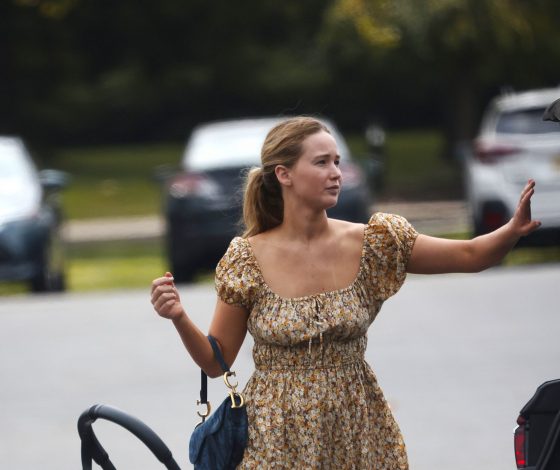 Дженнифер Лоуренс доказывает, что платье в цветочек - незаменимая вещь на лето