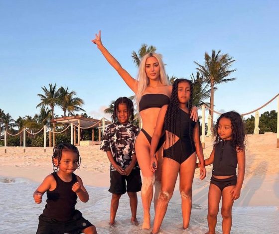 Ким Кардашьян угодила в новый скандал: ее раскритиковали за продажу купальников своих детей