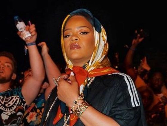 Новый взгляд: Рианна в платке на концерте A$AP Rocky