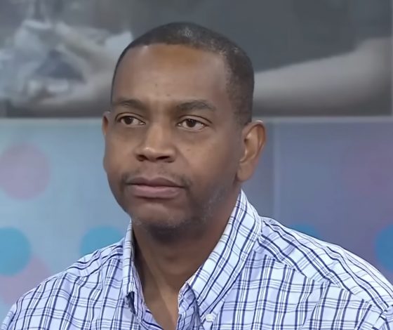 Сотрудник Burger King проработал в ресторане 27 лет. Компания отблагодарила его билетом в кино, конфетами и стаканом Starbucks