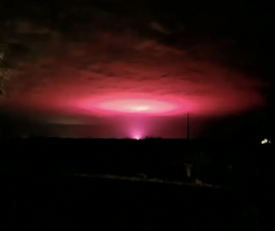 Страшно красиво: жители Австралии испугались розового неба