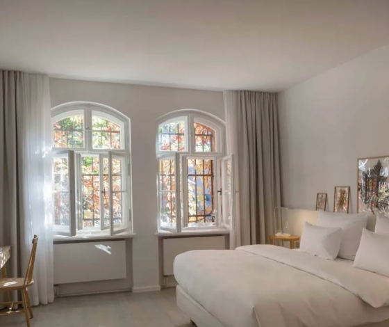 Архитекторы превратили заброшенную берлинскую тюрьму в уютный отель