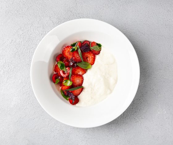 Любовь к красному: 10 мест, где пробовать блюда с клубникой, земляникой, малиной и черешней
