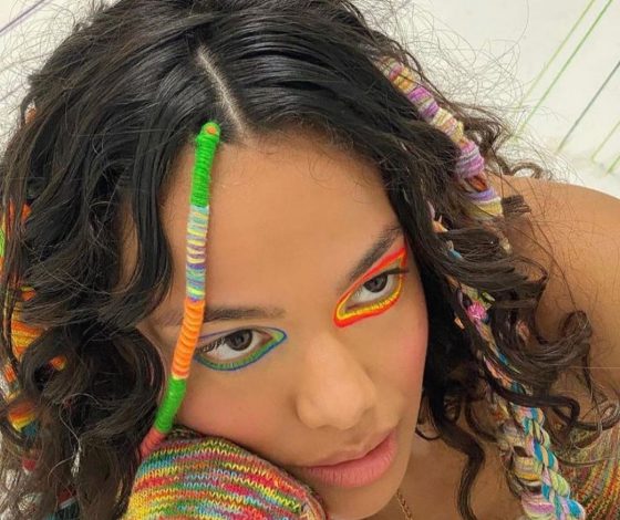 Как сделать стрелки на нависшем веке? Понадобится немного фантазии и яркая подводка