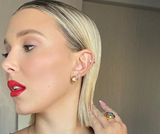 Французский маникюр в зумерском стиле: новый тренд от Милли Бобби Браун