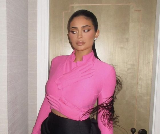 В чужих объятиях: Кайли Дженнер примерила костюм с «обнимающими» руками