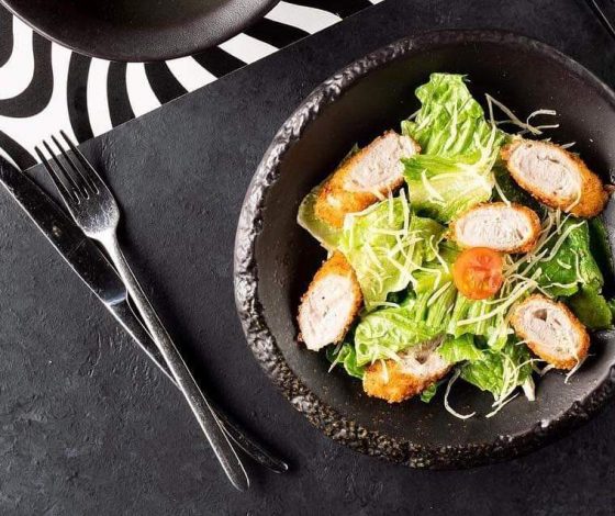 «Якитория помогает»: закажи салат «Цезарь» и помоги бездомным животным