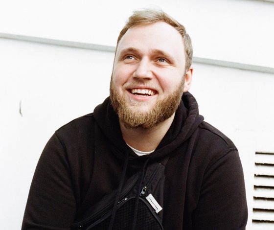 «Мне всегда нравилось смешить людей»: Илья Макаров о «ЧБД», боязни сцены и кулинарных лайфхаках в новом YouTube-шоу «Молекулярная кибер-кухня»