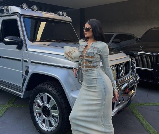 Деним и анималистичный принт: Кайли Дженнер в самом трендовом сочетании этого сезона