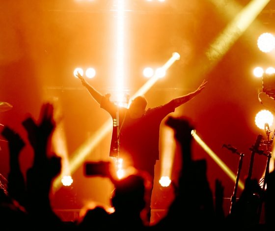 Планы на выходные 20 – 21 августа: юбилейный концерт «Зверей», Сюзанна в Парке Горького и завтраки от «Клавы» в Gutai