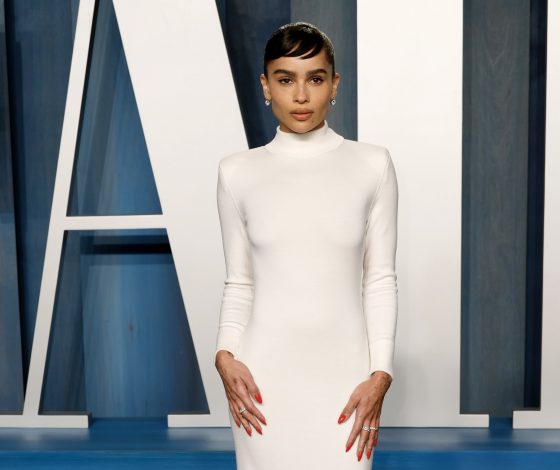 Зои Кравиц показывает образ, который стоит повторить в бархатный сезон