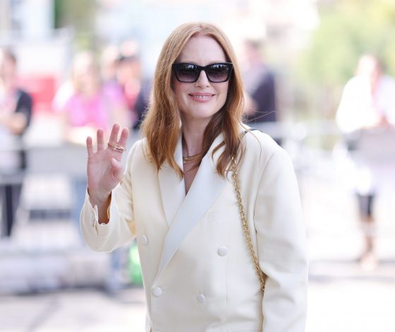 Редкие кадры: Джулианну Мур засняли на прогулке с мужем и дочерью