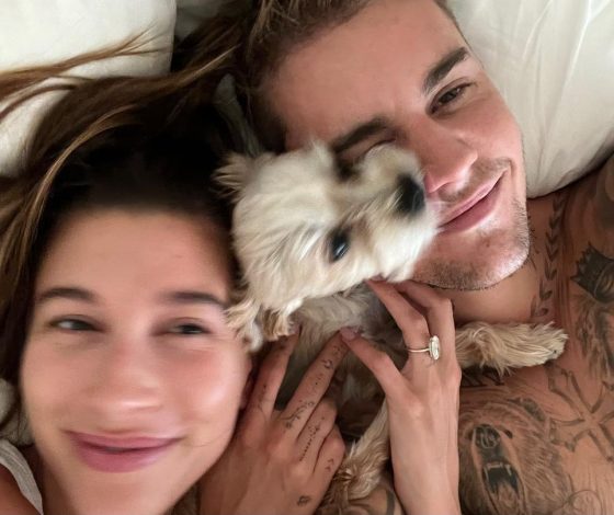 Семейная идиллия: Джастин и Хейли Бибер поделились фотографией из кровати