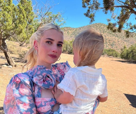 Платье с разрезами и цветочным принтом: Эмма Робертс показывает, как сочетать два тренда в одном образе