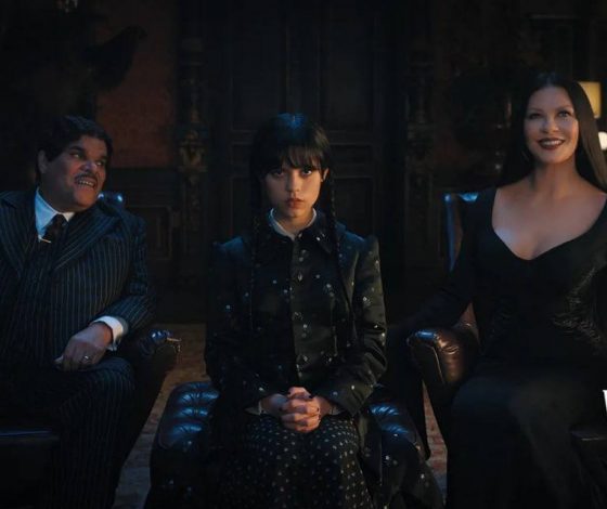 Новый трейлер сериала «Уэнсдэй» про семейку Аддамс: кто сыграет дядю Фестера?