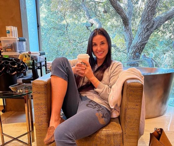 Честно: Деми Мур в купальнике показала несовершенства своего тела