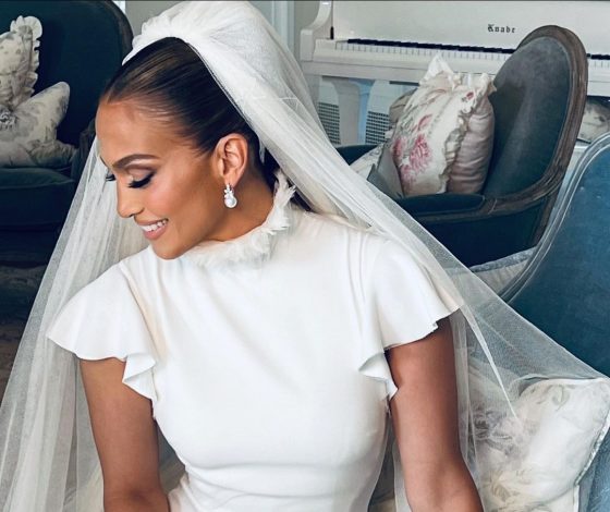 Жемчуг, кристаллы и двухметровый шлейф: как выглядели три свадебных платья Дженнифер Лопес