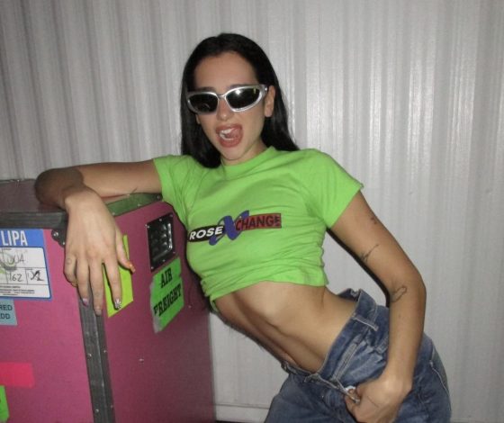 Неоновый топ и очки в цвете металлик: Дуа Липа перевоплотилась в подростка из нулевых