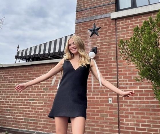 Как выглядит маленькое черное платье версии 2022? Показывает Зои Дойч