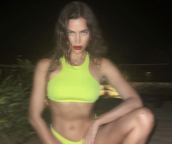 Неоновый – старый-добрый черный: Ирина Шейк в купальнике, отлично подчеркивающем фигуру