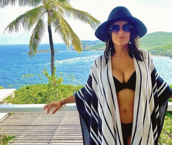 Ей точно 55? Сальма Хайек опубликовала фото в купальнике, которое заставит усомниться в силе математики