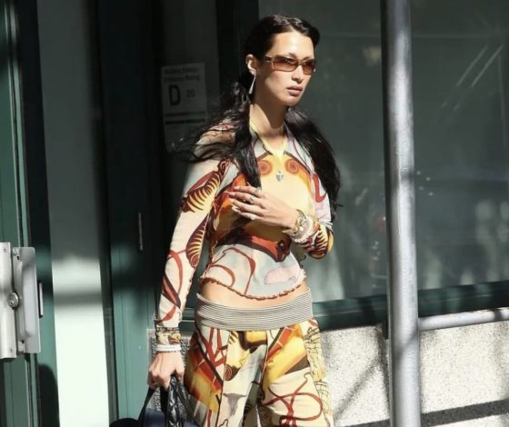 В омут с головой: Белла Хадид показывает психоделические топ и брюки в преддверии актерского дебюта в сериале «Рами»