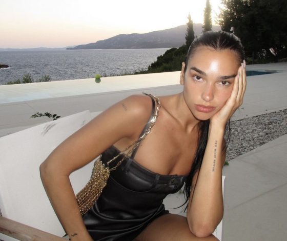 Два в одном: Дуа Липа примерила платье-брюки на бретелях