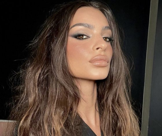 Эмили Ратаковски доказывает, что костюмный жилет на голое тело – главный тренд осеннего сезона