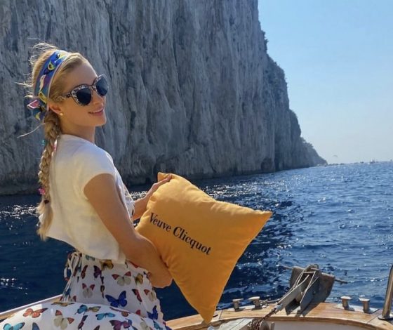 Эффект бабочки: Пэрис Хилтон показала нетипичный сдержанный образ (и он даже не в стиле нулевых)