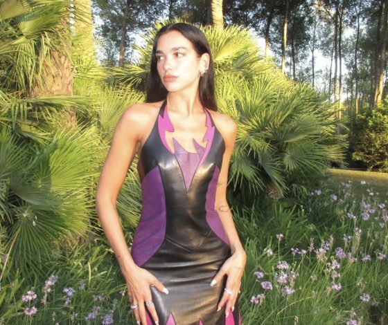 Show must go on: Дуа Липа примерила роковое платье (в прямом смысле слова)