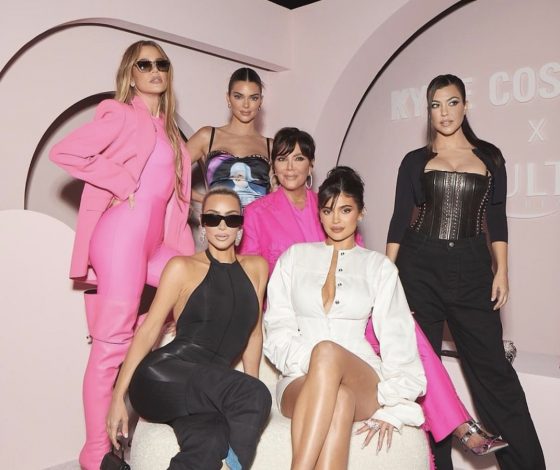От инопланетного платья до кроссовок 28 размера: что надели сестры Кардашьян-Дженнер на вечеринку Kylie Cosmetics