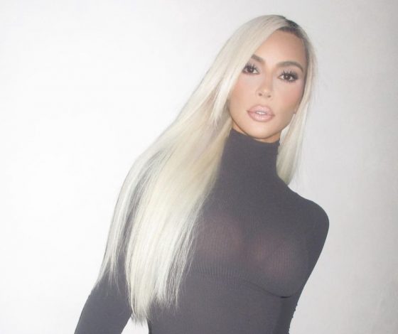 Луч цвета в темном царстве: Ким Кардашьян нашла способ, как освежить total black образ