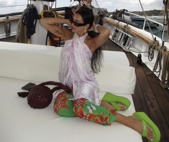 На высокой ноте: Дуа Липа примерила вьетнамки на платформе прямиком из нулевых