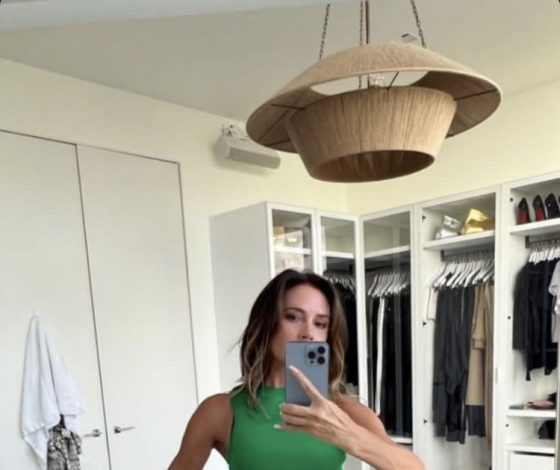 Виктория Бекхэм в платье из собственной коллекции, которое идеально подчеркнуло ее фигуру