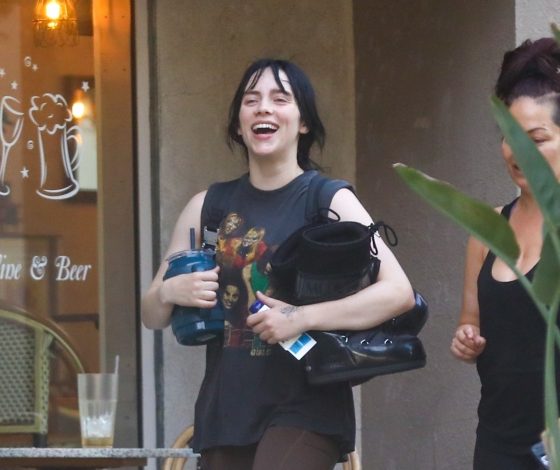 Билли Айлиш вышла на публику в футболке Spice Girls и велосипедках