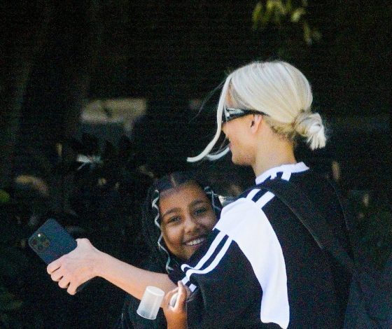 Фото дня: Ким Кардашьян мило обнимается с дочерью во время прогулки