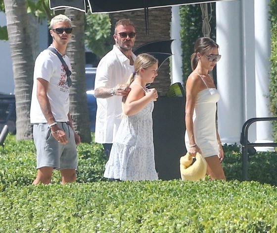 Family look: Дэвид и Виктория Бекхэм на отдыхе с детьми