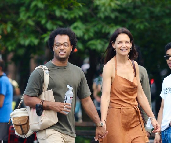 Влюбленные и счастливые: редкий выход Кэти Холмс  с ее парнем