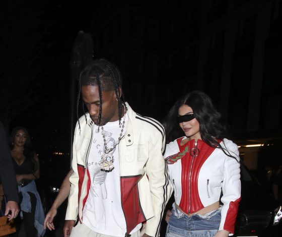 Кайли Дженнер в байкерской куртке и джинсовой юбке из разноцветного денима