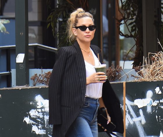 Беспроигрышный вариант образа от Кейт Хадсон – пиджак, футболка и джинсы