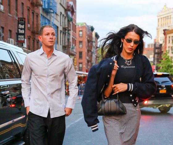 Бомбер, юбка-карандаш и гетры: Белла Хадид переосмыслила образ студентки